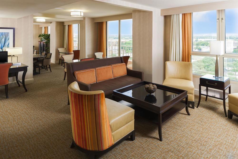 Sheraton Suites Market Center Dallas Bagian luar foto