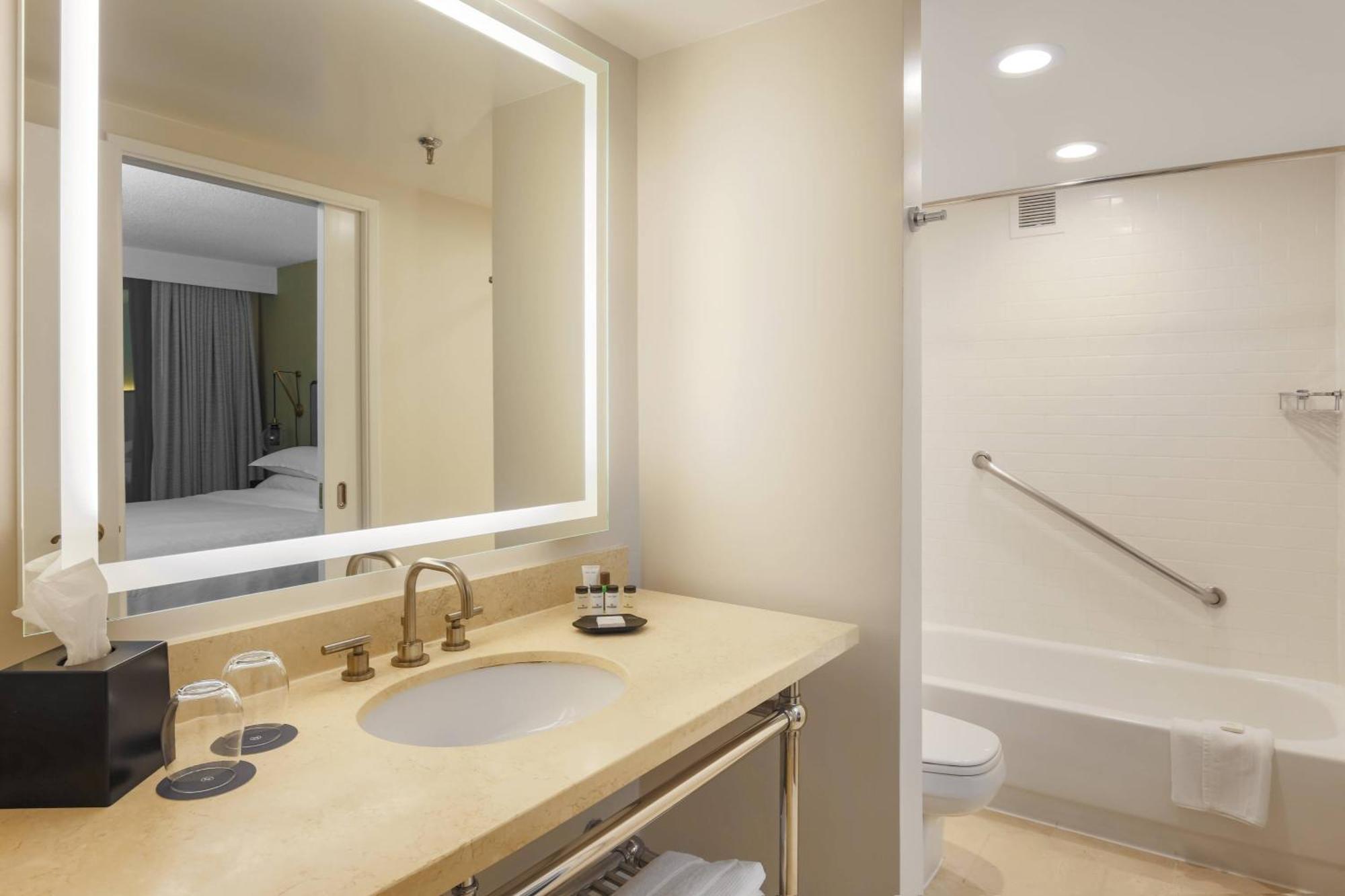 Sheraton Suites Market Center Dallas Bagian luar foto