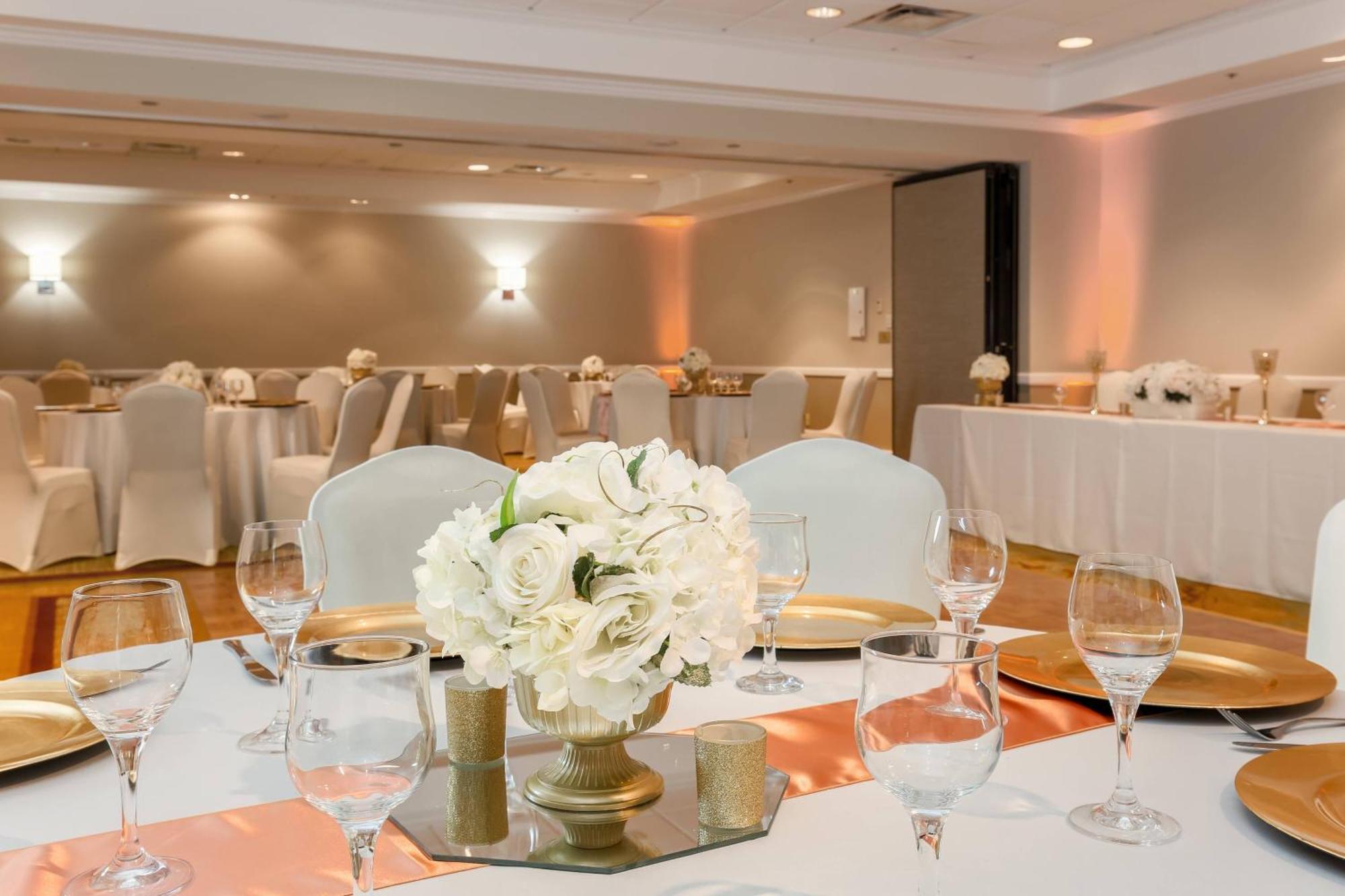 Sheraton Suites Market Center Dallas Bagian luar foto
