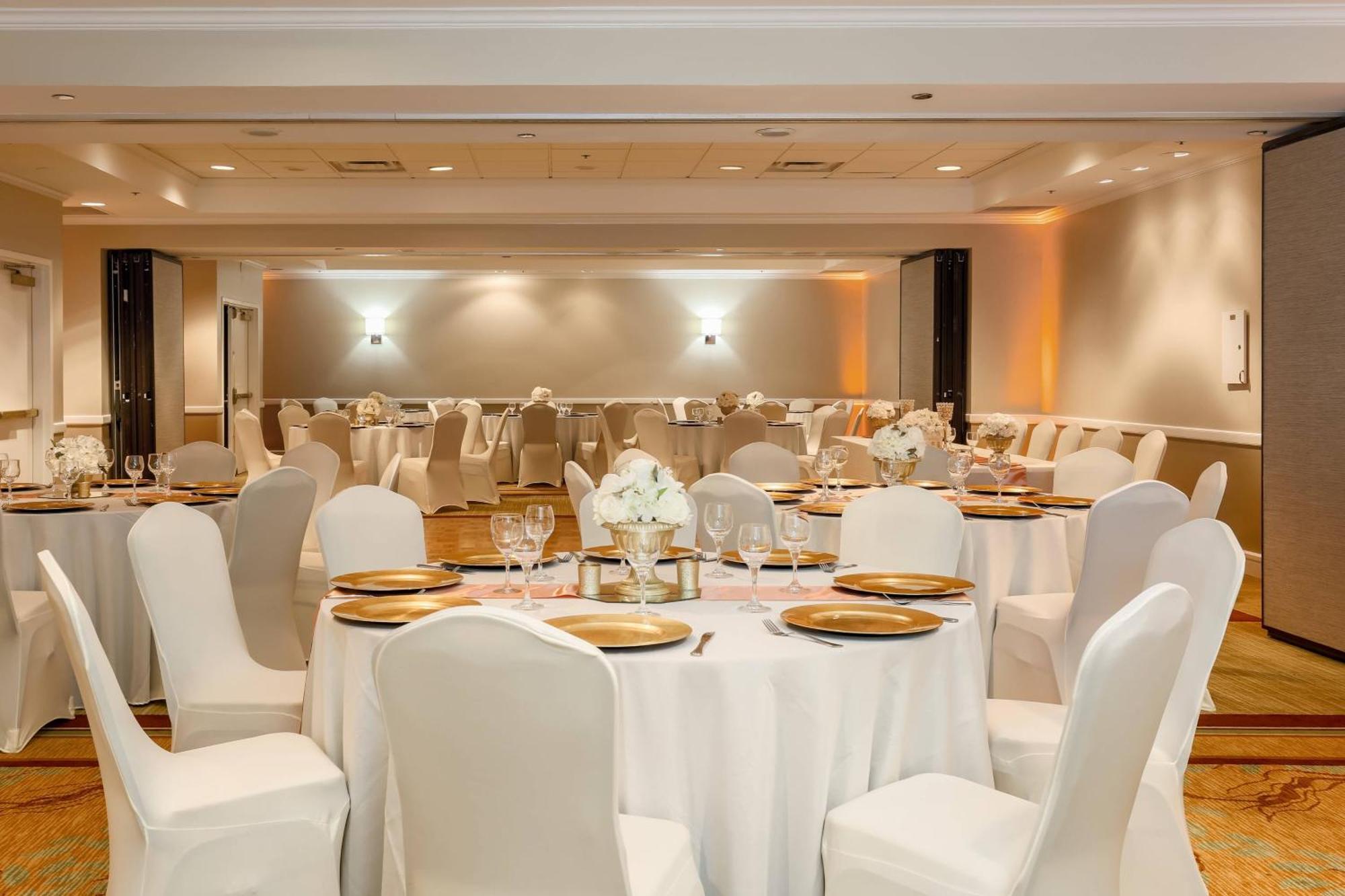Sheraton Suites Market Center Dallas Bagian luar foto