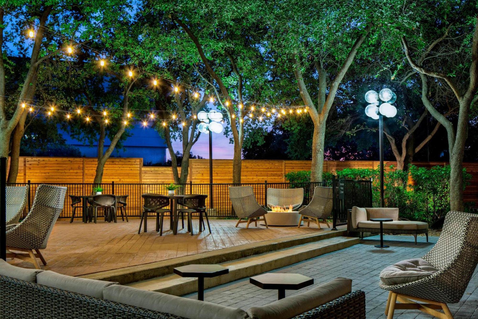 Sheraton Suites Market Center Dallas Bagian luar foto
