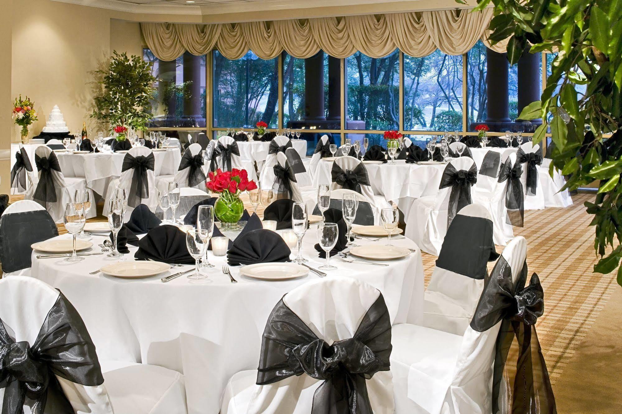 Sheraton Suites Market Center Dallas Bagian luar foto
