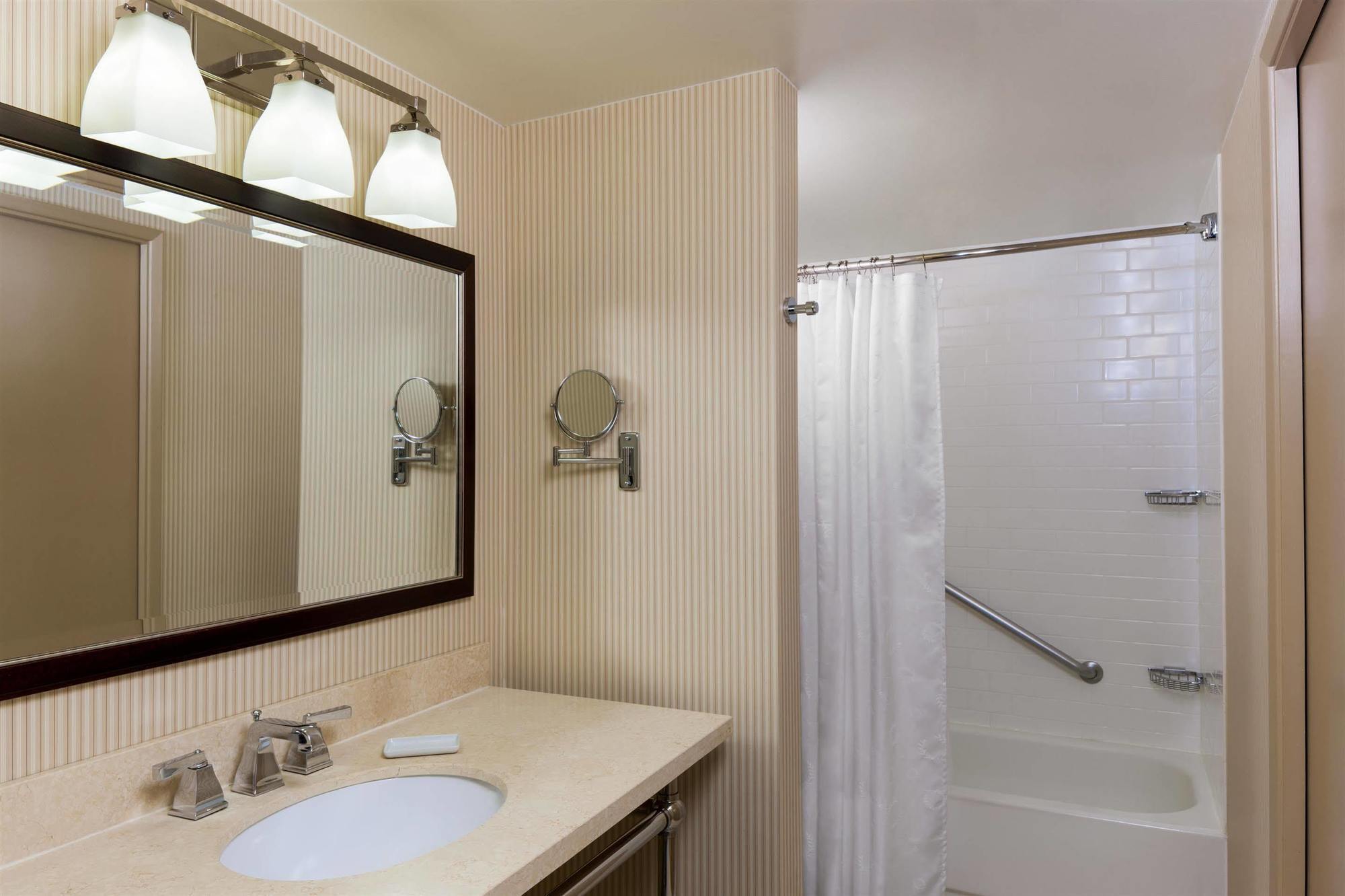 Sheraton Suites Market Center Dallas Bagian luar foto